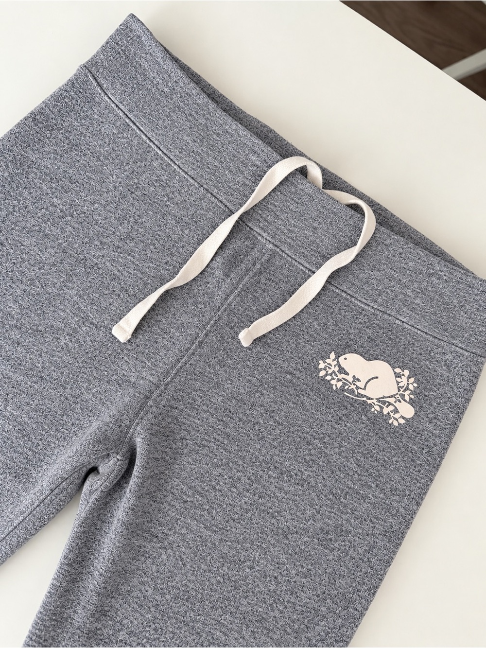 Roots Gray Leggings with Pink Beanie Graphic